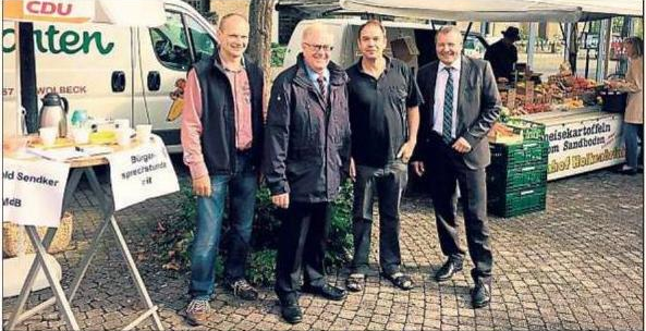 Das Bild zeigt Bernhard Everwin (Vorsitzender der CDU-Ortsunion Ostbevern), Reinhold Sendker, Professor Dr. Dominik Walcher und Bürgermeister Wolfgang Annen auf dem Ostbevener Wochenmarkt. Das Bild zeigt Bernhard Everwin (Vorsitzender der CDU-Ortsunion Ostbevern), Reinhold Sendker, Professor Dr. Dominik Walcher und Bürgermeister Wolfgang Annen auf dem Ostbevener Wochenmarkt.